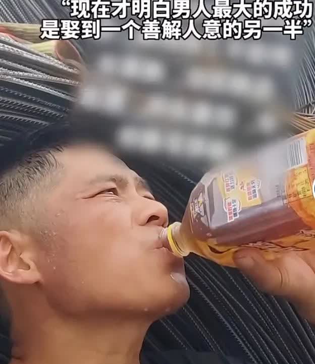 老婆打来电话说家里没钱花了男子说：一个月给你打五千都不够花，真不知道我这一个