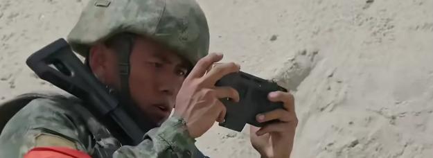 央视发布解放军操控机器人冲向滩头，作战方式正在发生颠覆性变化。7月31日，央视