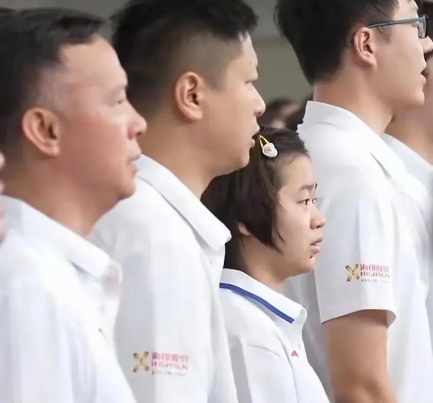 全红婵参加百日誓师大会，没有领誓也没有站C位。全红婵站在人群里，显得瘦瘦小小的