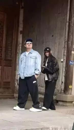 分享娱乐42岁张子萱站在老公陈赫身旁显得十分娇小。