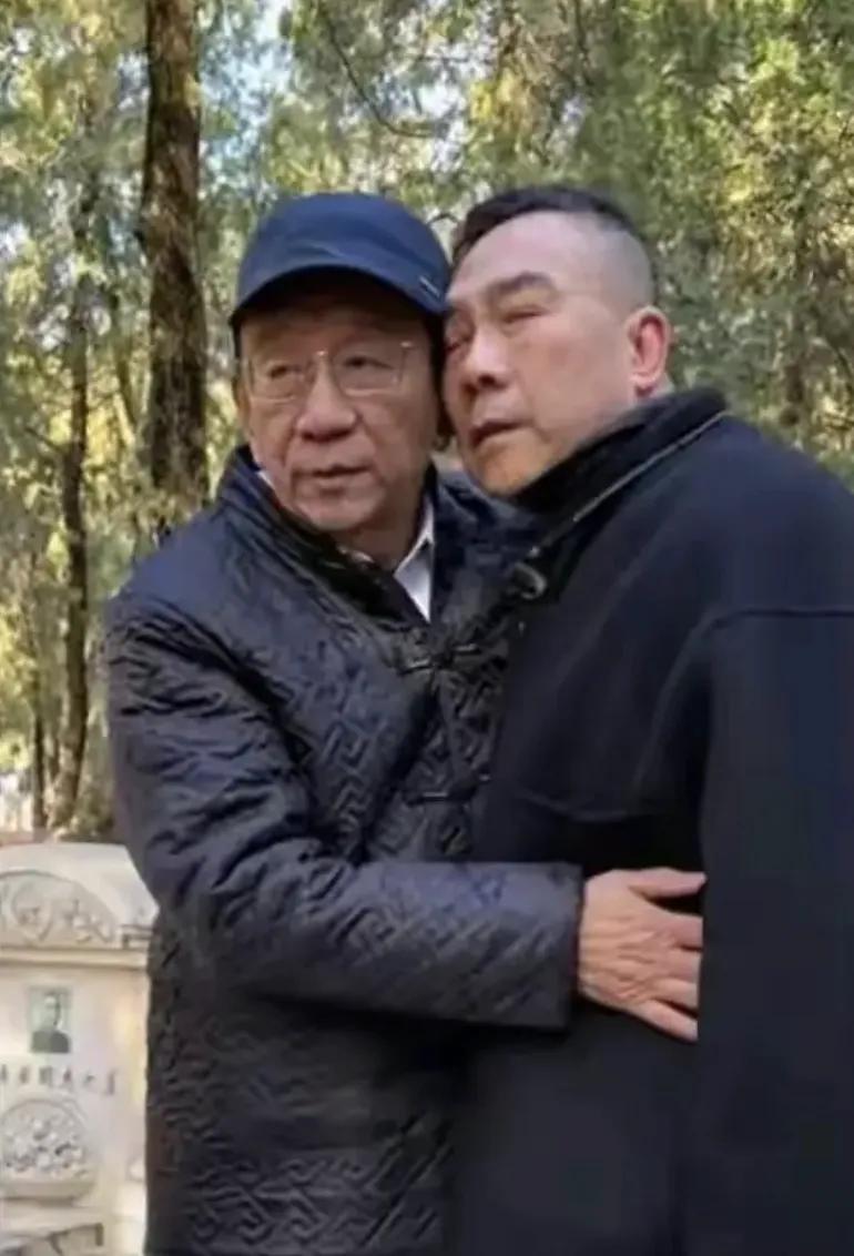 所谓拜师就是侯耀华玩弄杨议的手段。最近这段拜师戏码看得人直拍大腿，侯二爷这盘