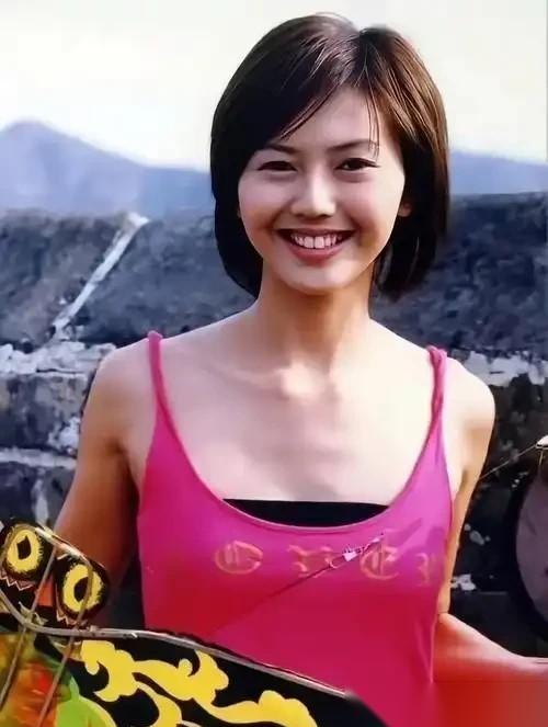 第一次对发福这个词有了实感！以前以为孙燕姿是吃不胖类型，给人感觉瘦的特别