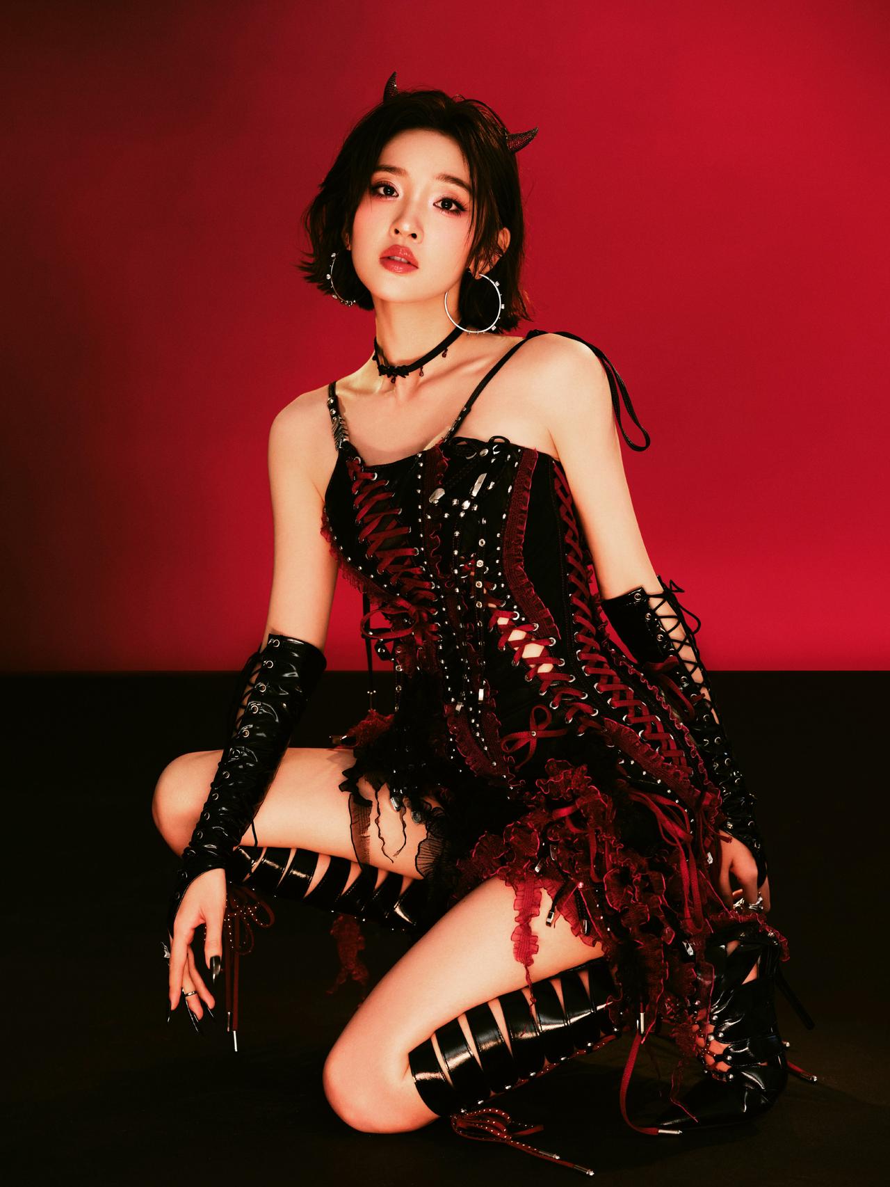 糖糖解锁飒爽新风格，以酷感造型诠释[比心]唐艺昕