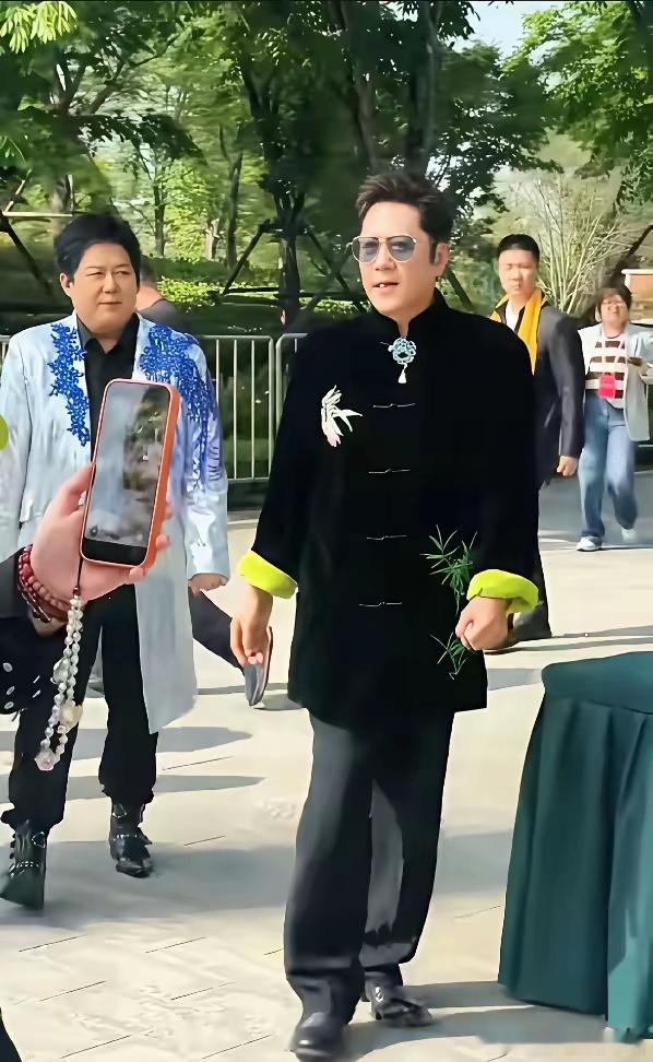 蔡国庆这身造型，硬是把“国风”穿出了“姨味”，气场全被松垮的版型和灾难级撞色消耗