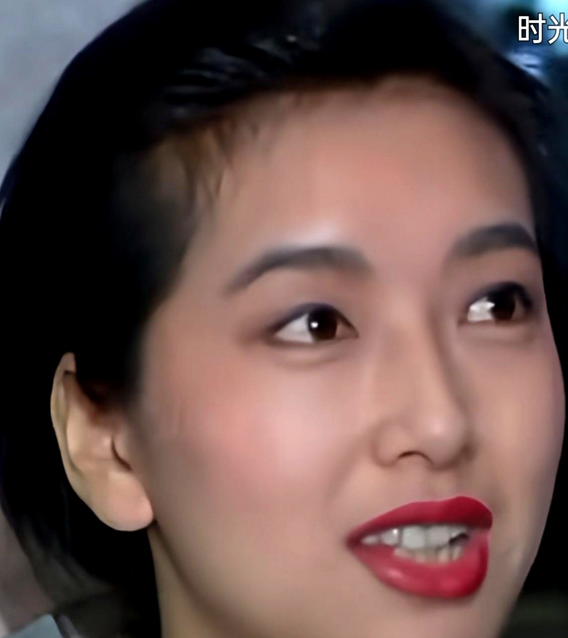 江珊年轻时那么俊俏，女儿的长相却没随她。高亦心的五官和脸型，其实更像爸爸高曙光。脸型偏宽，少了点妈妈