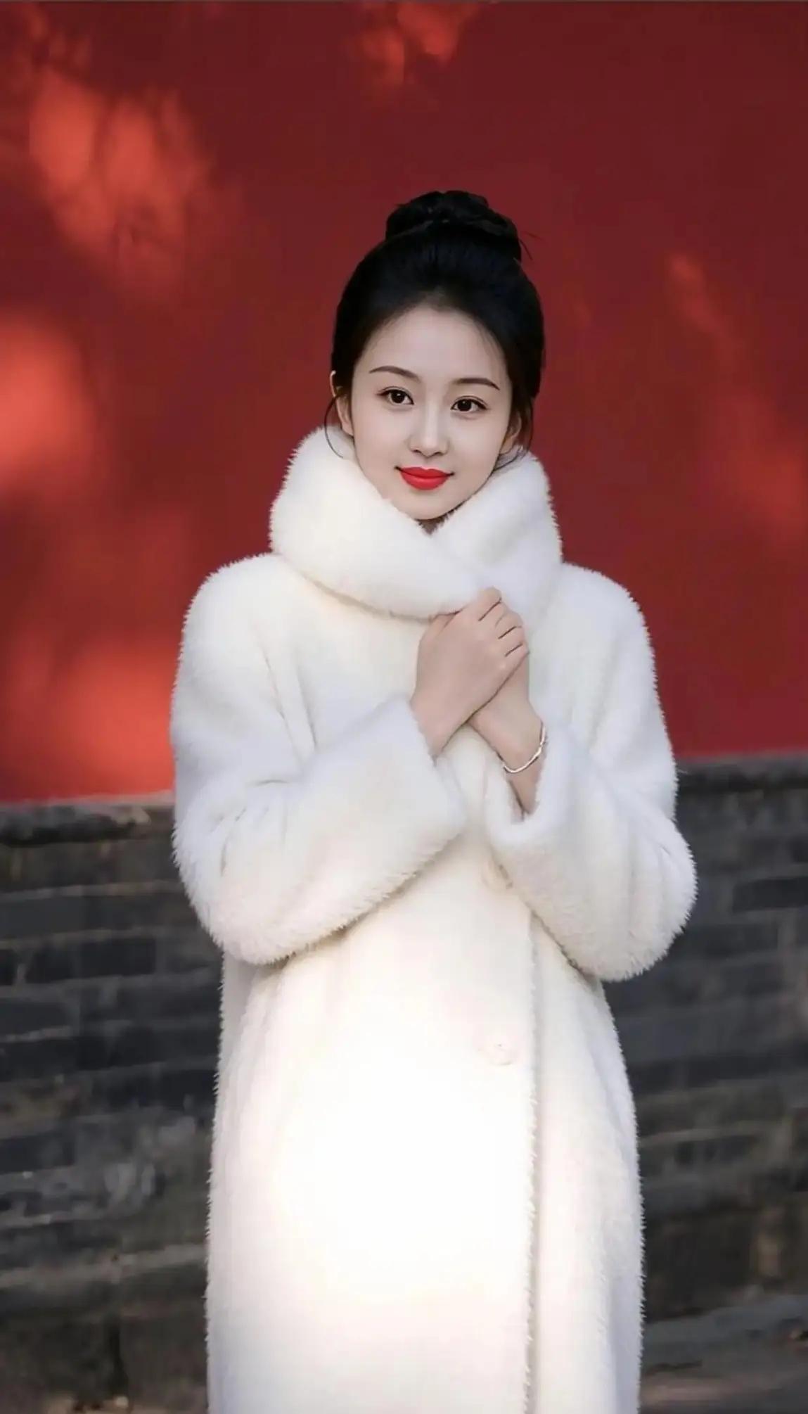 梦幻少女美如画，人面桃花相映红，平台推送娇韵诗，诗情画意俏惊鸿！