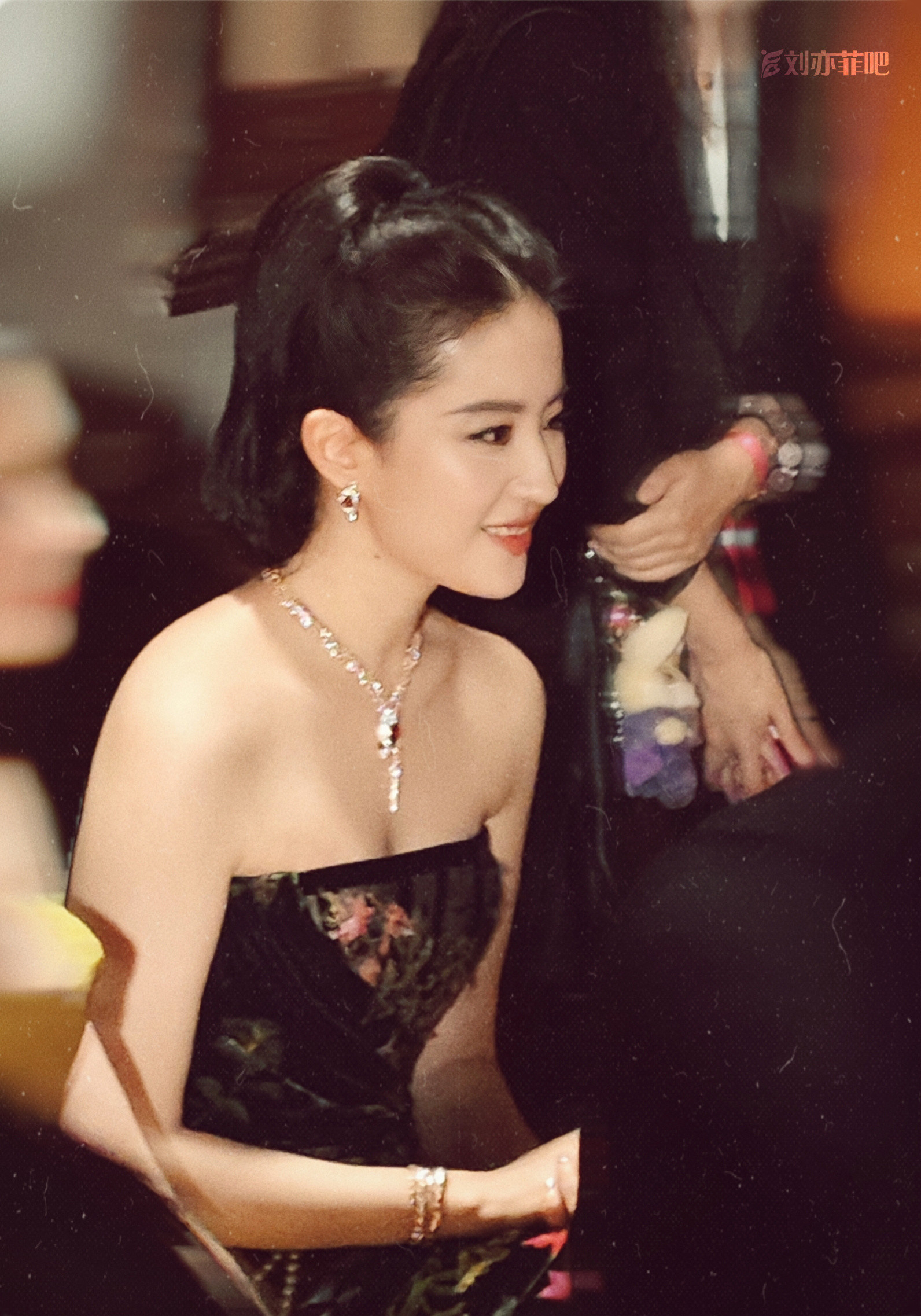 刘亦菲盛装大片抹胸黑裙，被挤到的表情，好可爱呀。刘亦菲