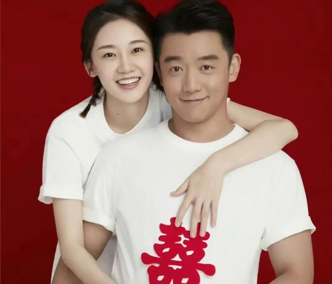 之前不是有人说了吗，郑恺妈妈不喜欢带孩子，喜欢旅游，三个孩子只能丈母娘带啊。心