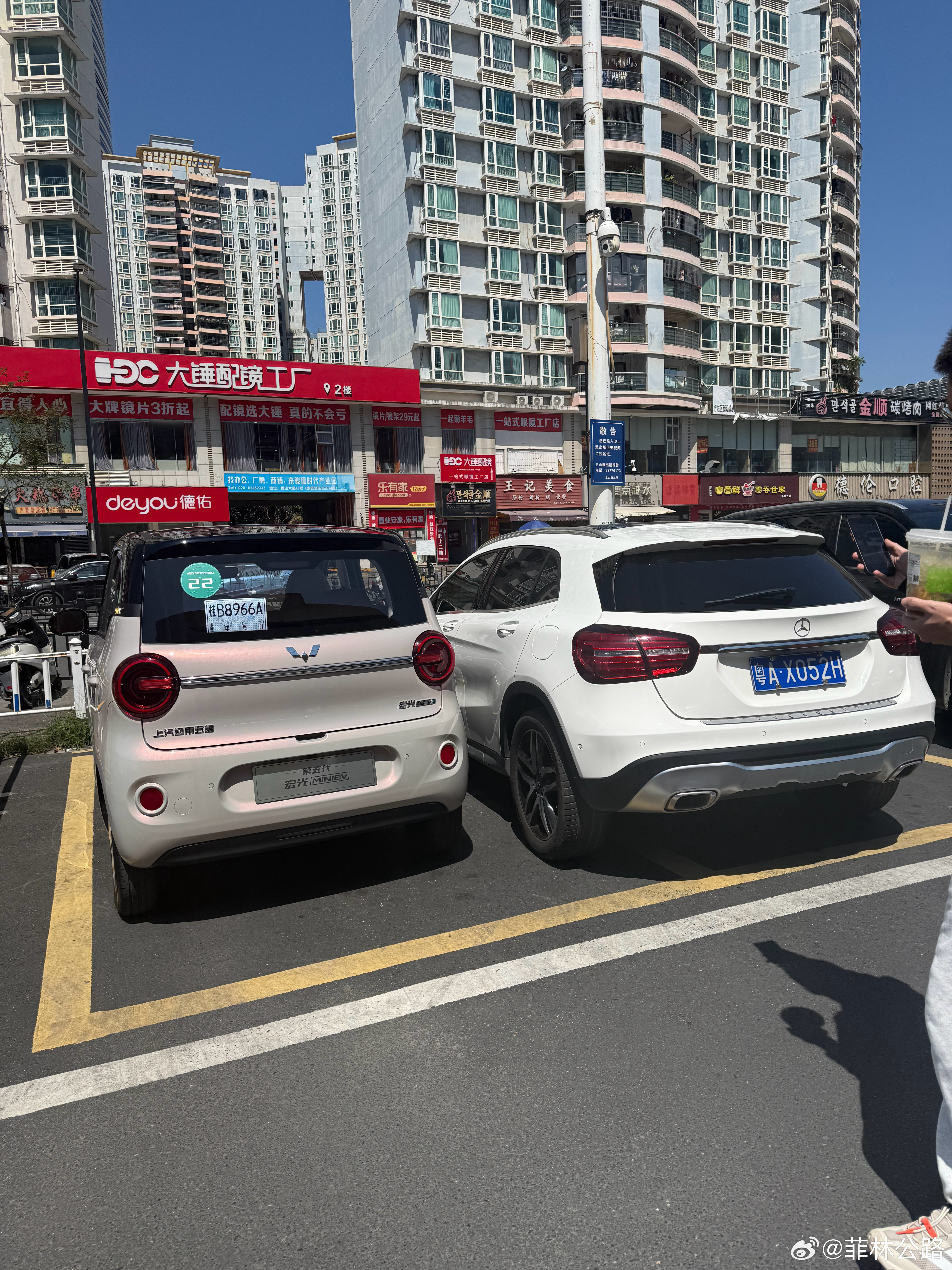 不儿，这几个意思啊，贴我五菱宏光miniev这么近，就说我们省地儿也不能这么欺