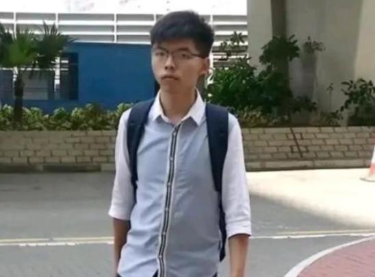 乱港分子黄之锋首次入狱时间是2017年8月，被监禁6个月。2020年12月被判监