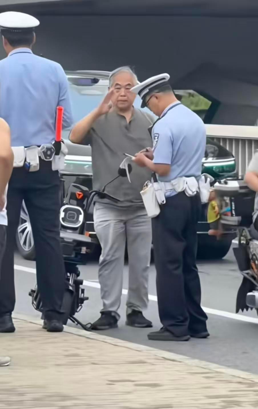 图片乍一看一惊，这老爷子面熟，细看不是，大师怎么可能骑电动车上街啊[捂脸哭][哈哈