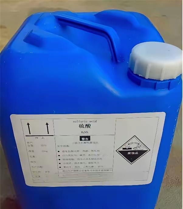 中国停供硫酸，为何全球无替代？中国一纸禁令，全球市场直接炸了。很多人以为硫酸就