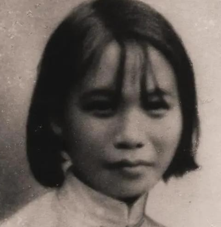 1943年，日军将女战士许如梅残忍地钉在一棵树上，可许如梅拒不招供。突然，日军放