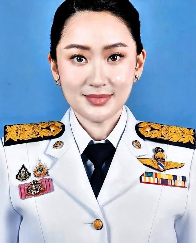 泰国消息！泰国大选实然提速，佩通坦这次能当上总理吗？泰国国王刚批准解散国会，新