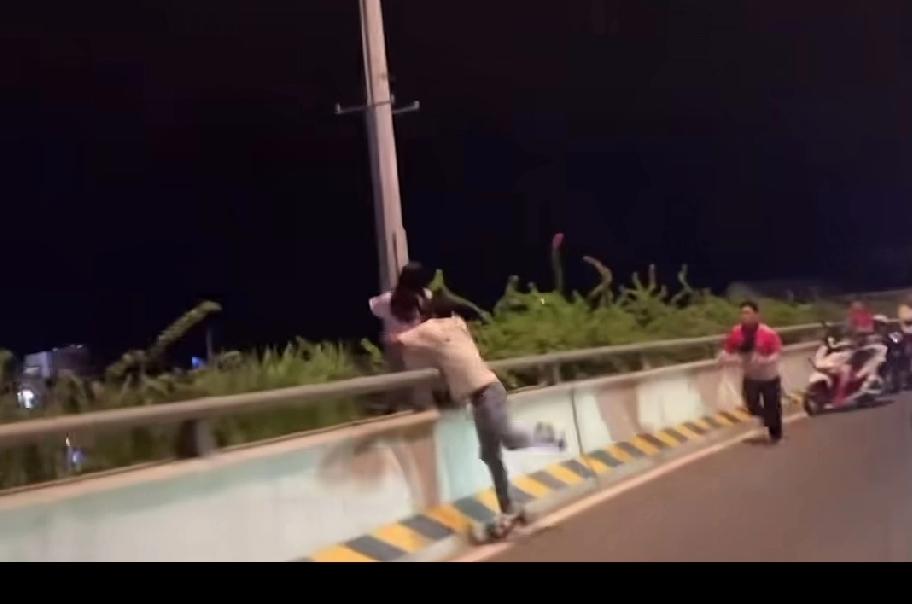 柬埔寨的夜晚，大马路上公然发生绑架中国人。有段视频流出，在柬埔寨的一座大桥上，