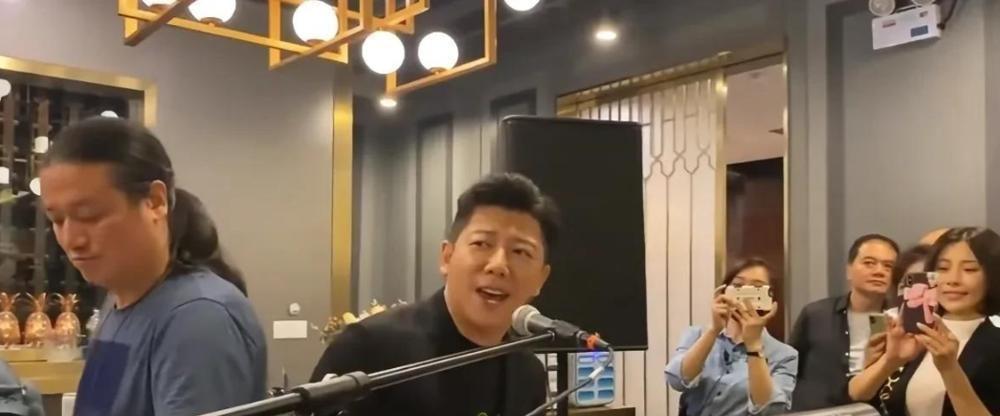 生日宴上堆着8000块一瓶的黑茅台，没人提那笔刚判下来的4000万债务。胡军王