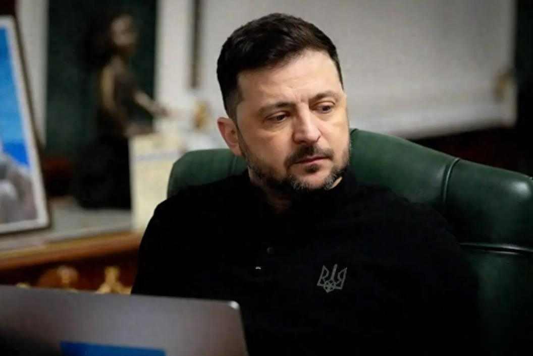 076舰甲板上盖着帆布的无人机，美国航母还在纠结起降方式，中国走了一条更省力的路