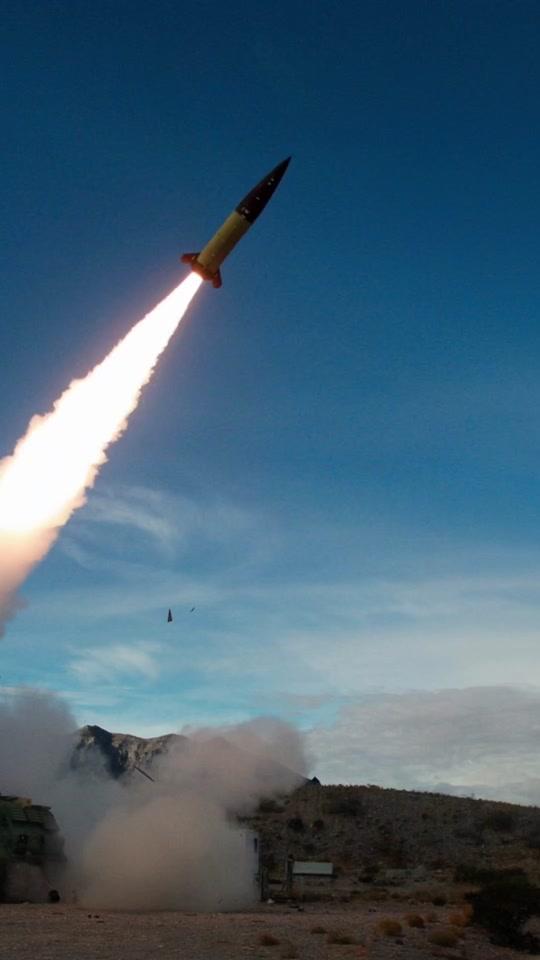 泽连斯基抵达英国，斯塔默政府誓言“不要忘记欧洲战争”英国的一位部长表示，弗拉基