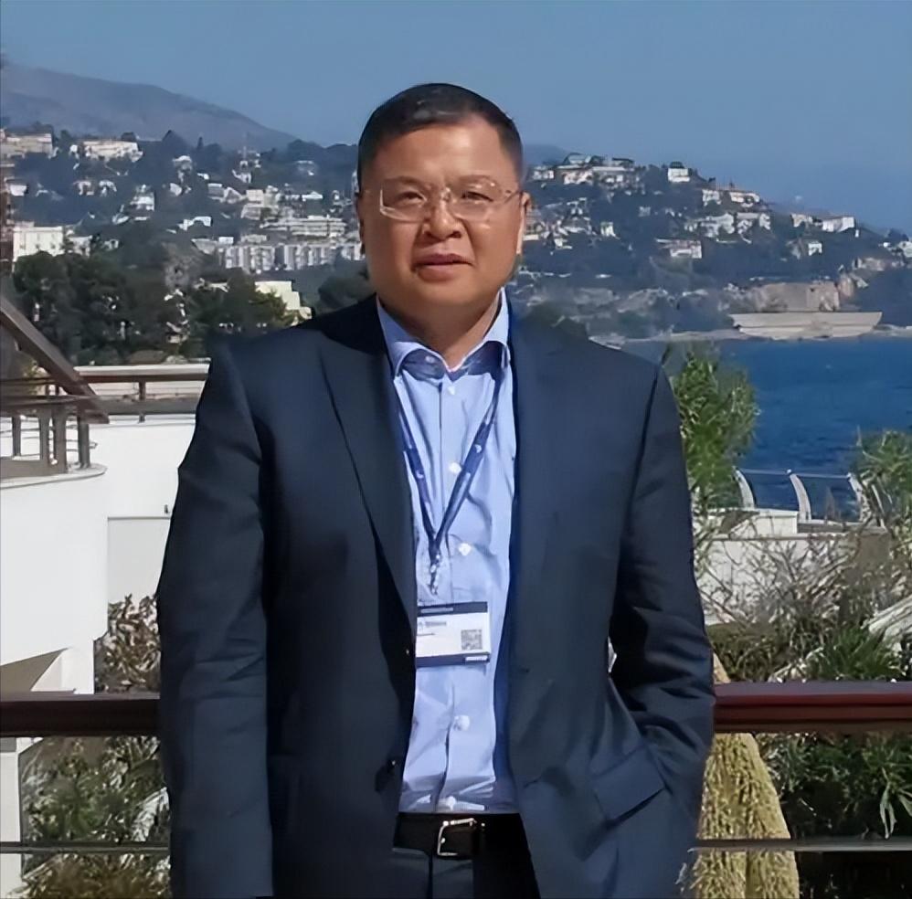 1996年，公费留学的黄大年加入英国籍，父母强烈反对，他说：“就算把我骂