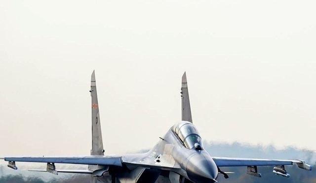 有件特逗的事儿。咱们的歼20，本来板上钉钉的“四代机”，连外号都叫“黑丝带”（谐