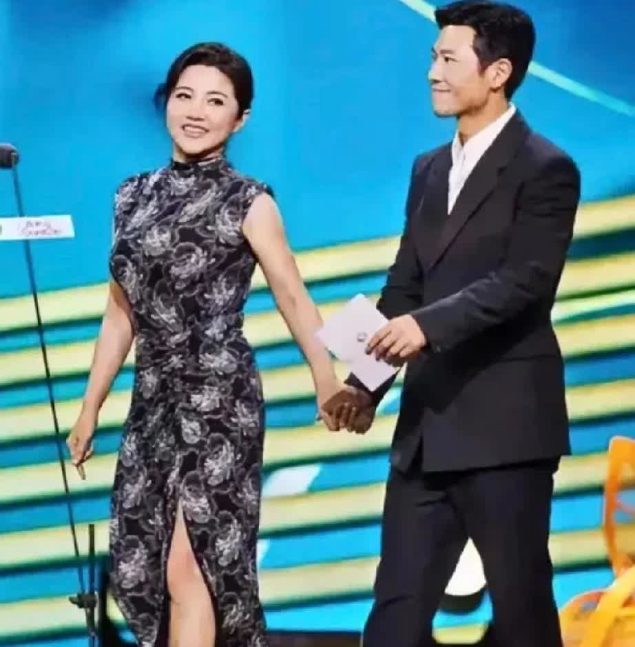 他俩是实力派演员，在电视剧里饰演过“夫妻”，在娱乐圈不炒作，无绯闻，男士帅气，女
