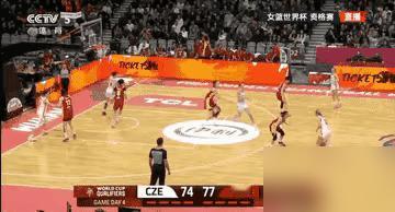 中国女篮把球砸对手后背得分，裁判竟然没吹？这球到底算不算脏，你先别急着下结论。