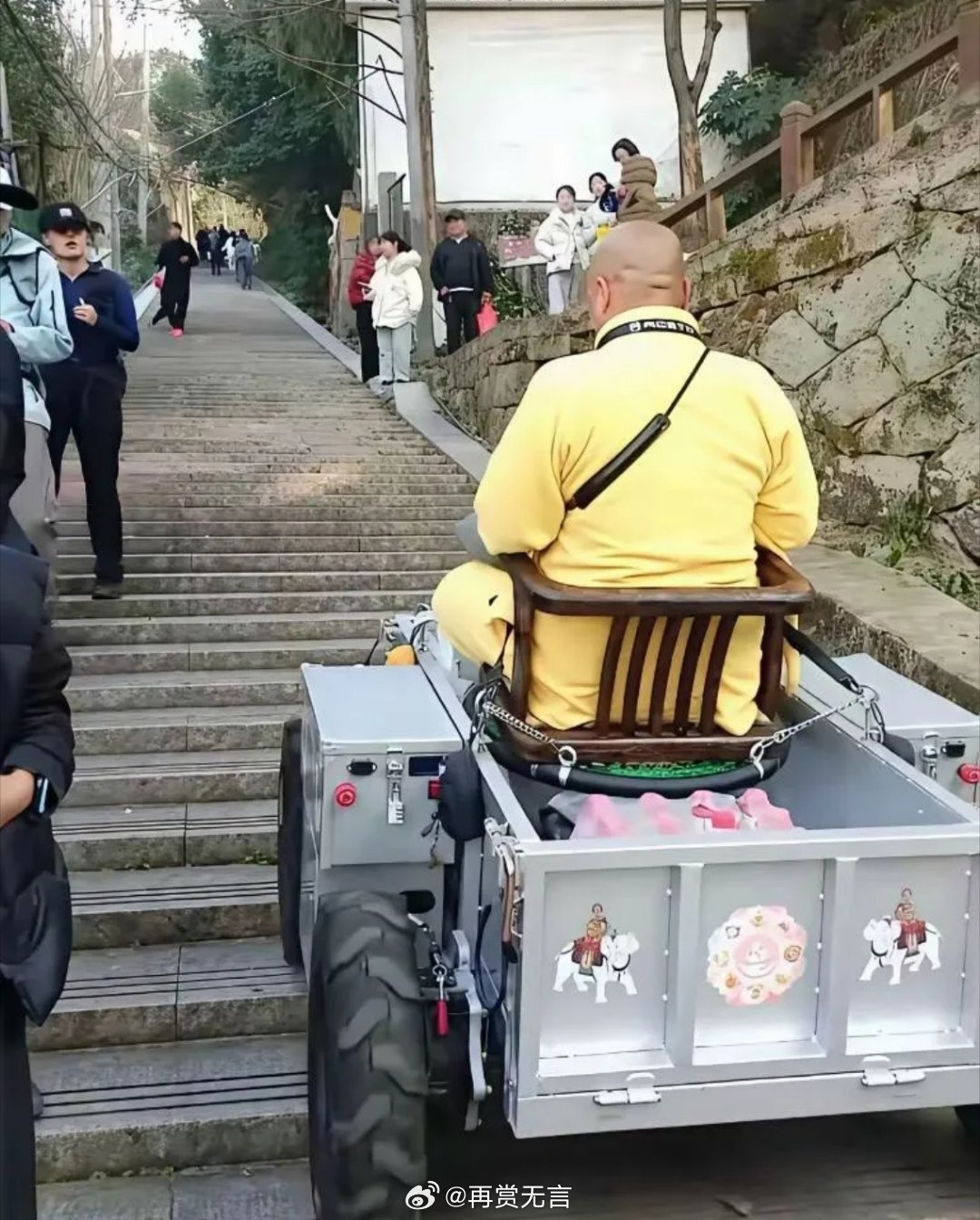 行走在高科技前列了？以后爬山车夫要失业了。