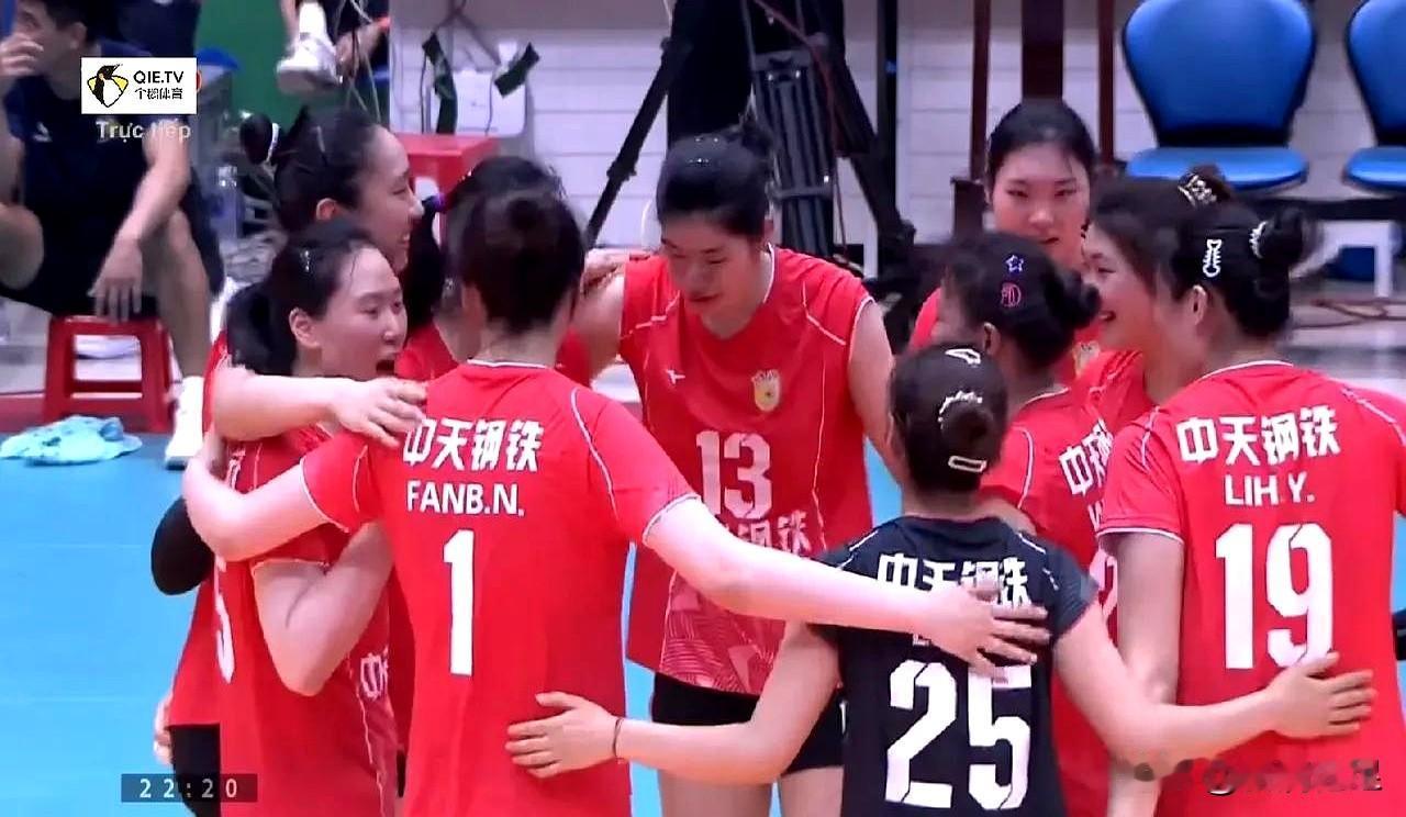 当6月的球馆还带着汗味时，江苏中天钢铁女排把刚到手的VTV9邀请赛冠军，直接换成