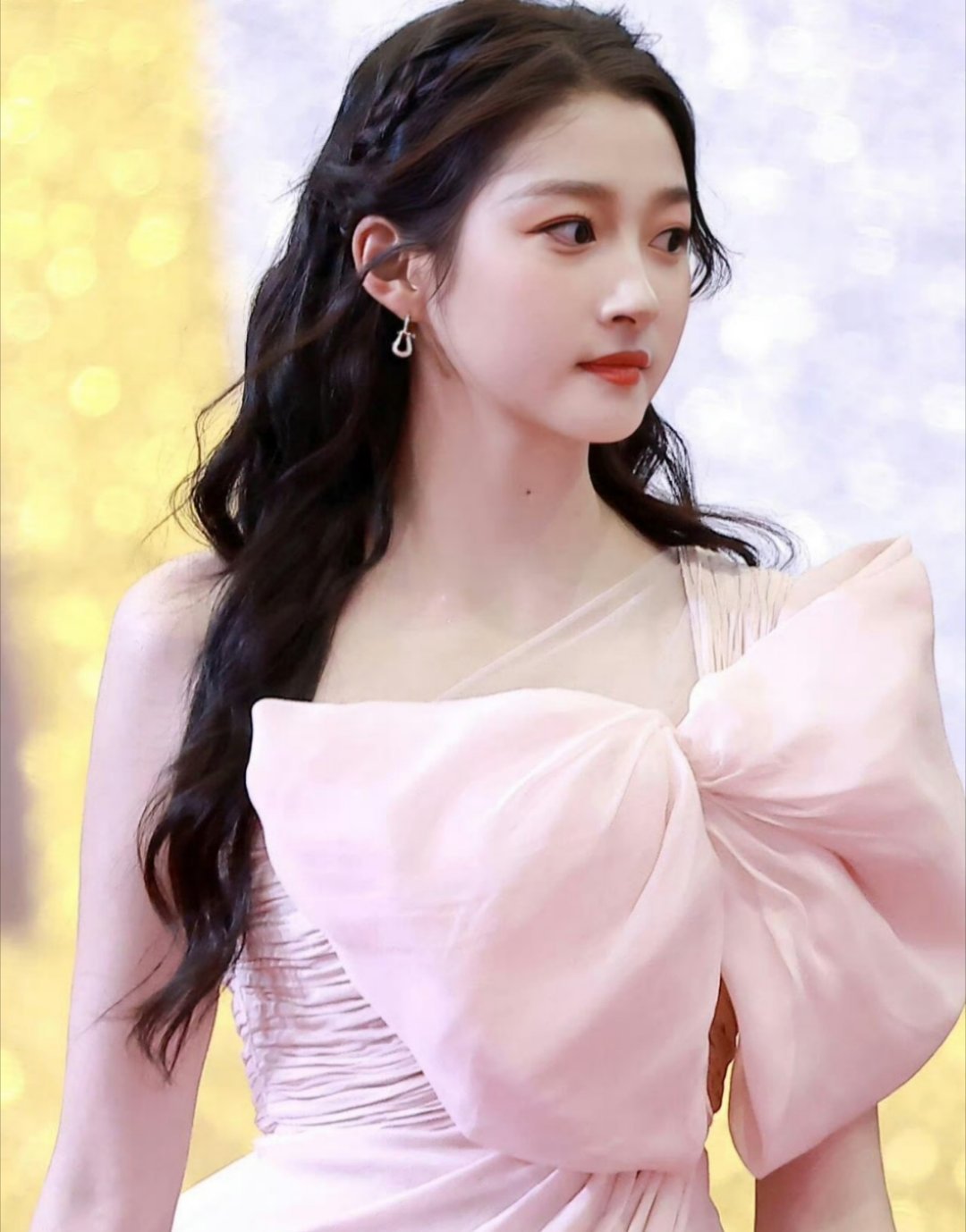美女随便打扮真的就很好看了很惊艳啊造型师低估了关晓彤的美貌！​​​