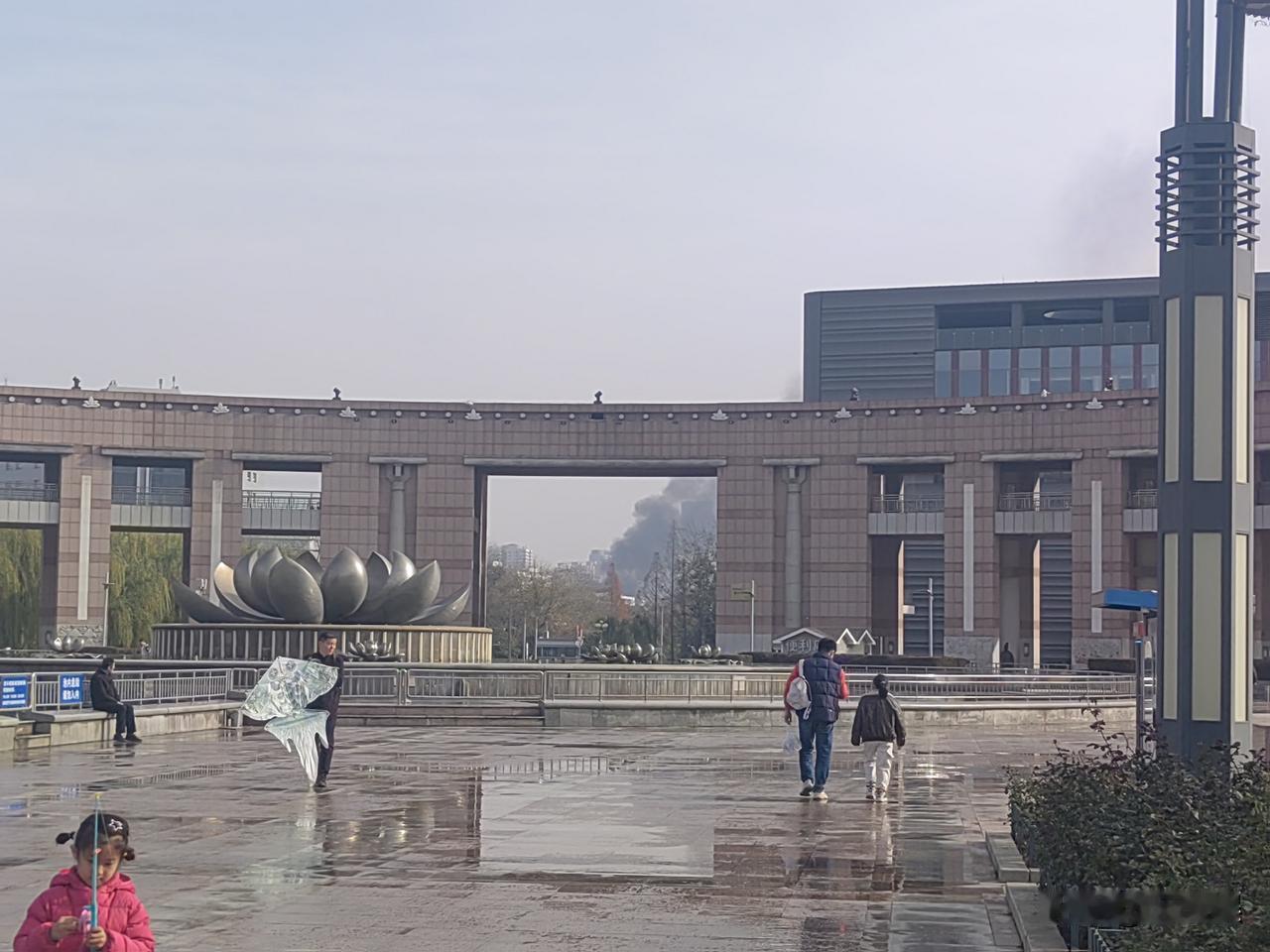 济南这是又火了？从美丽的泉城广场能看到黑烟呼呼的，火不太小，能