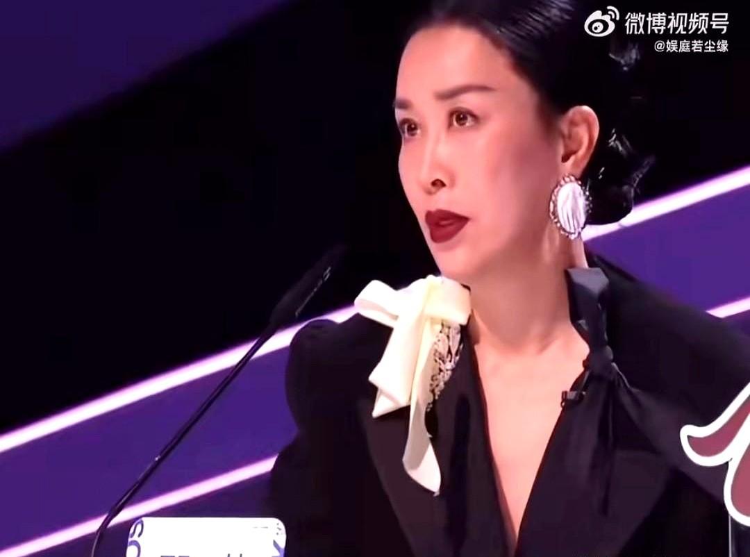 没人能想到乐坛大姐大那英直播敢直接怼华晨宇。她直言唱歌别搞花里胡哨，听众听不