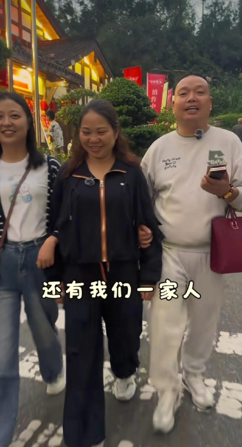 王晓举的妈妈在刚认亲那段日子，陪儿子儿媳拍摄视频时，有网友留意到，她从不看镜头，