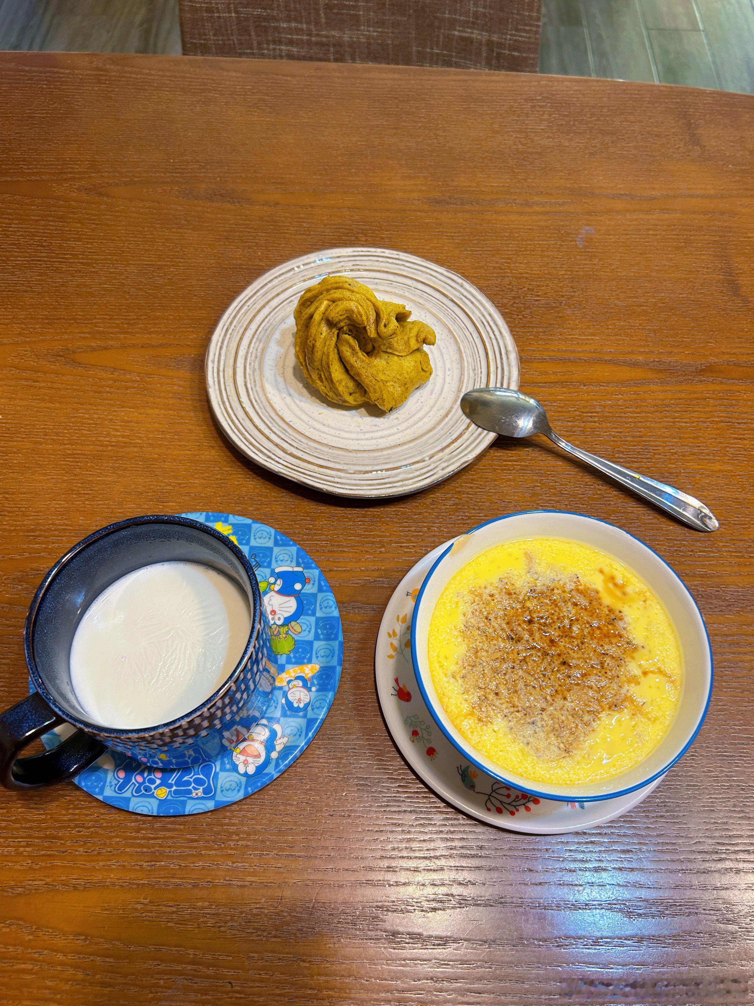 今日份早餐一碗虾皮鸡蛋羹，一杯牛奶，一个南瓜花卷，还有一杯热美式～​​​