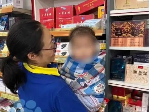 刻在骨子里的善良！上海，一外卖员妈妈急促冲到郭先生店门前，把幼儿抱进店里恳求：“