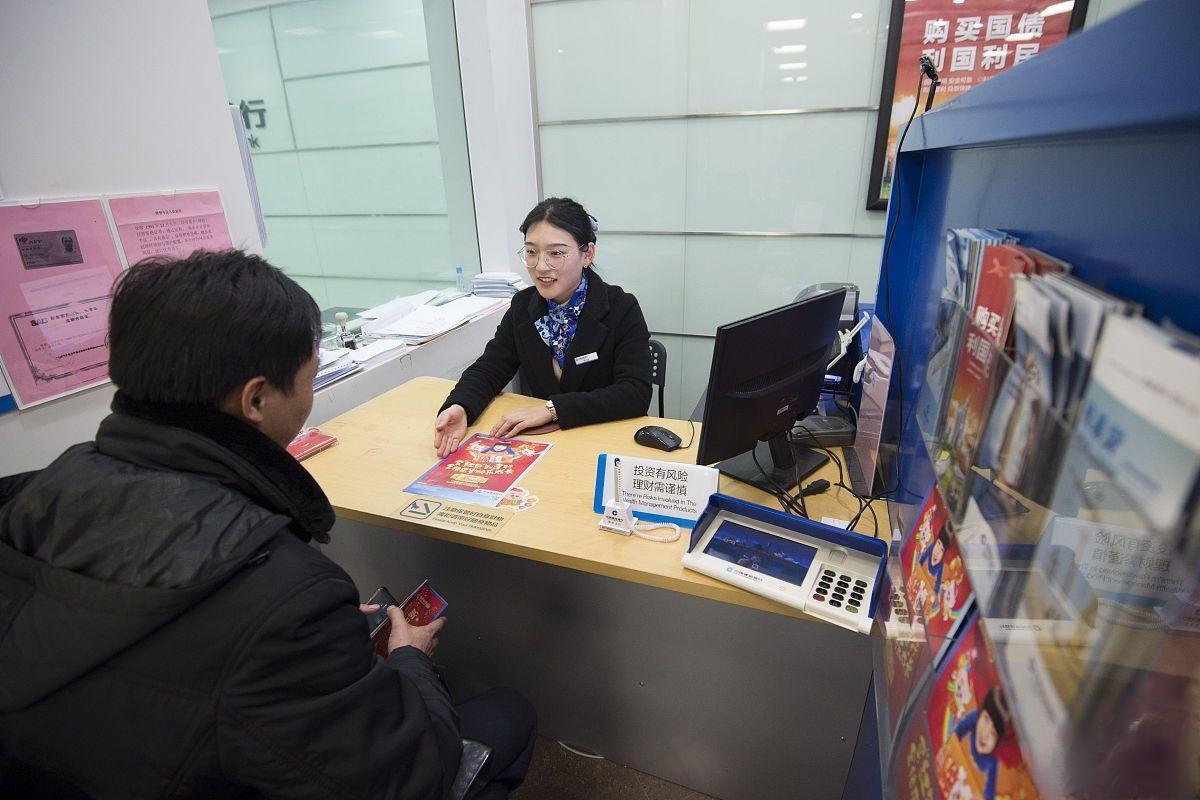 妈的，山东一个律师去银行取4万块钱，柜员死活要问这钱拿去干嘛用，律师不乐意说，结