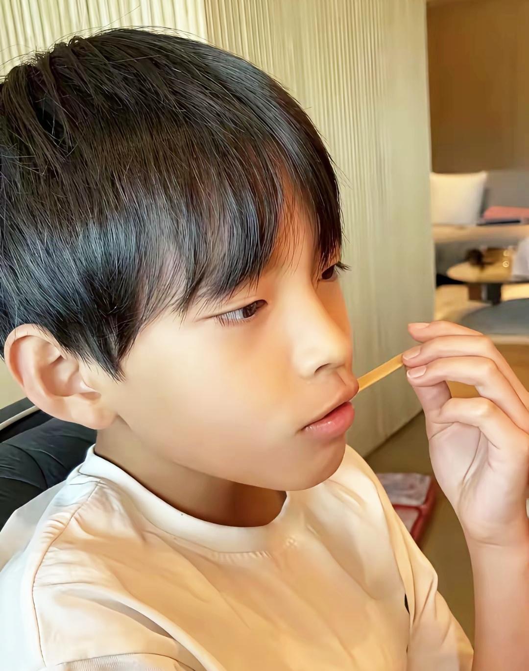 别老盯着汪家的添儿子喜事了，多看看角落里的小玥儿和小霖霖吧。全网都在恭喜新生，