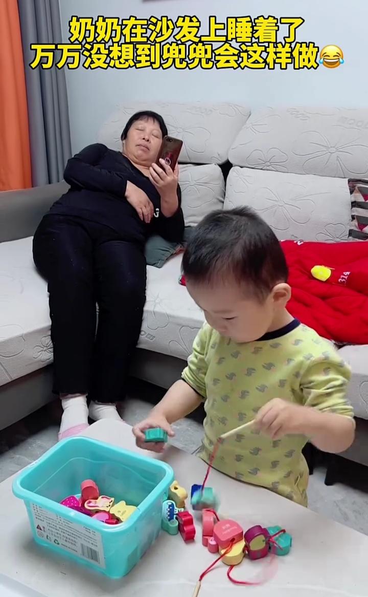 奶奶在沙发上睡着了，万万没想到兜兜会这样做。