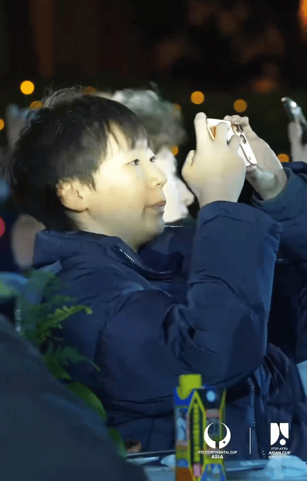 海口亚洲杯今晚欢迎晚宴上拍摄烟花的王曼昱。曼昱其实私下特别喜欢用手机拍摄记录生活