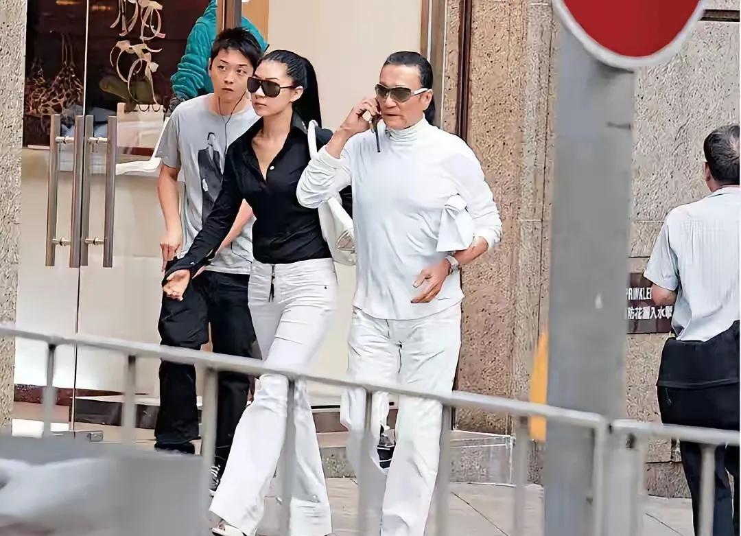 21岁跟了69岁的他，12年后分手，每月六位数赡养费准时到账。那十几年，她住在