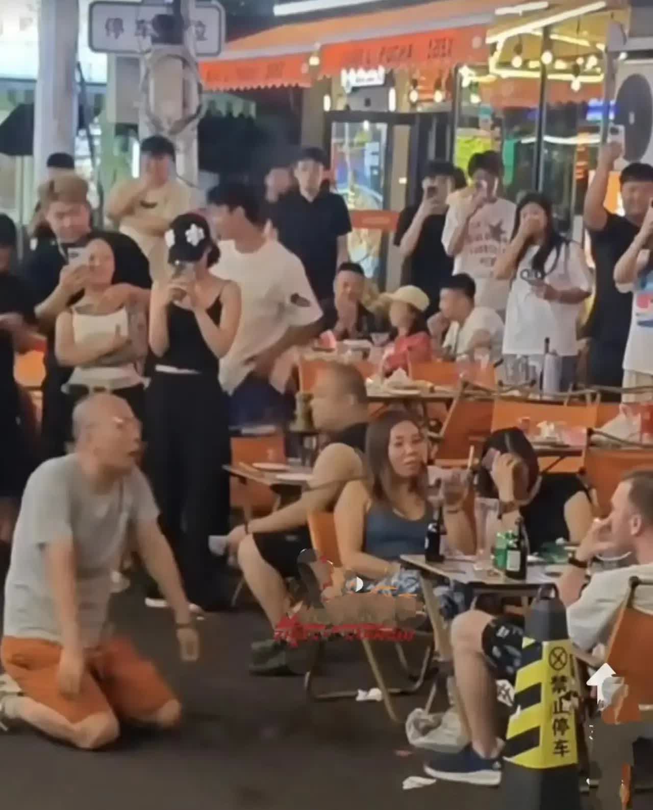 中国人的事，需要让外国人看笑话？吉林桂林路发生了这样一件怪事，一位光头男子酒