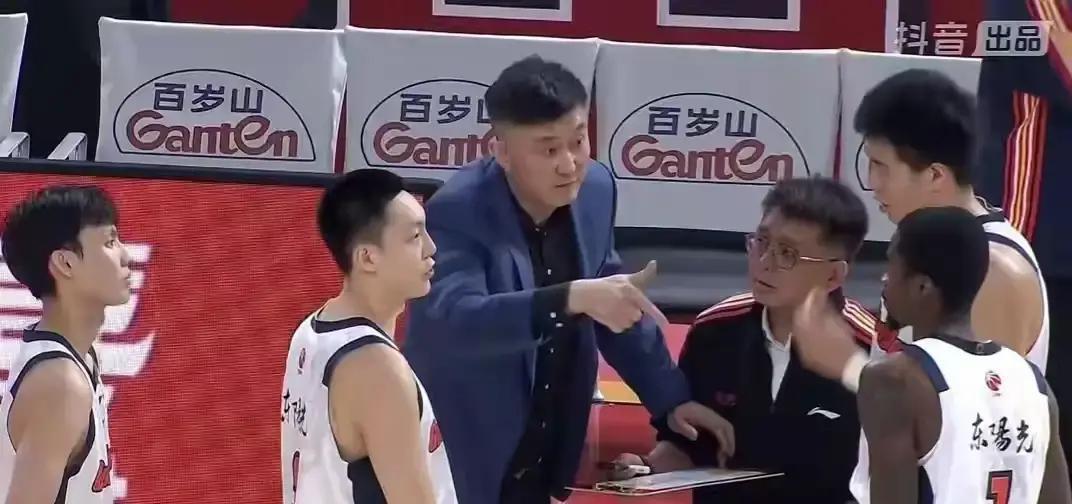 迪亚洛5犯离场，广东18岁小将6分锁死他山西外援被吹到板凳，广东新人陈家政