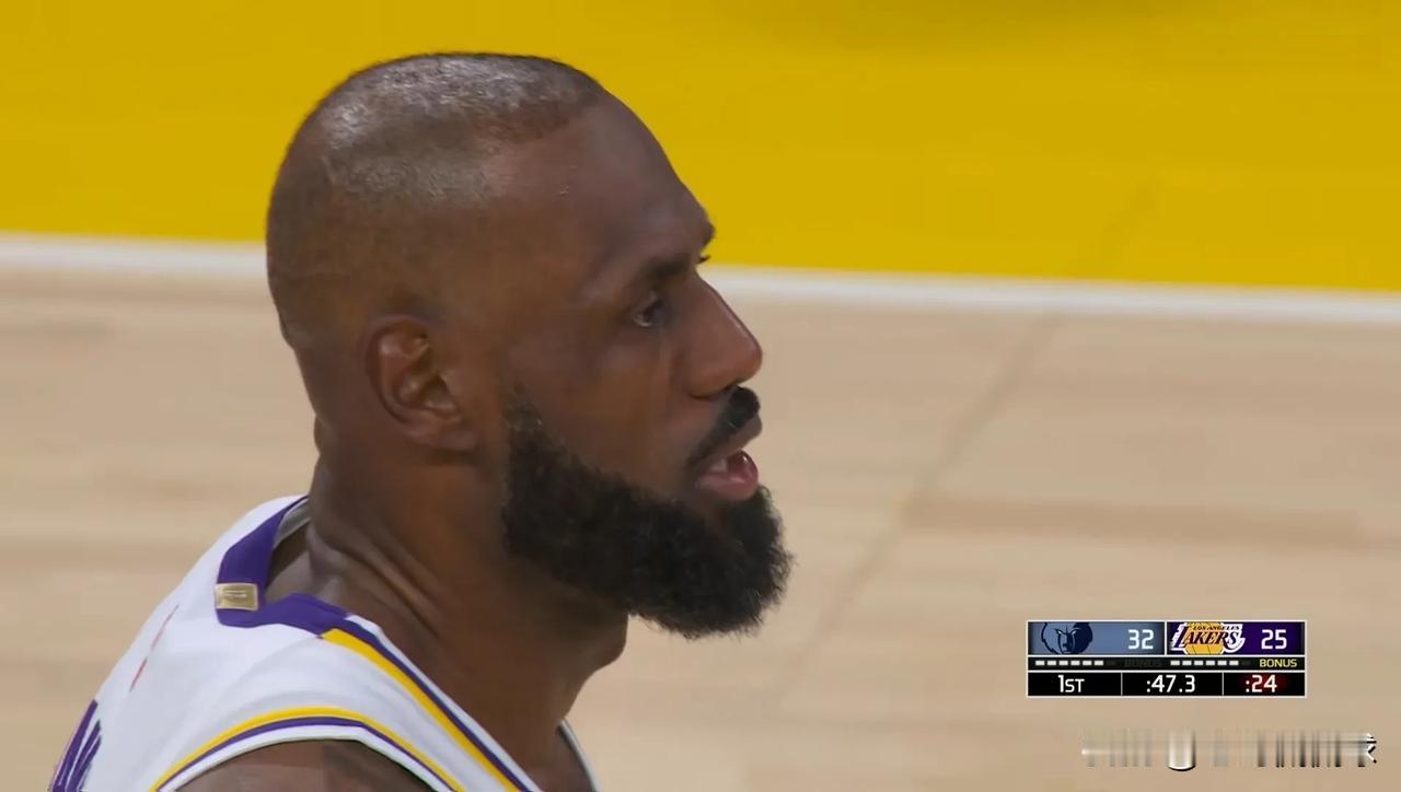 湖人超级巨星詹姆斯真是一个大笑话！在今天湖人主场迎战灰熊的比赛中，目前双方的第一