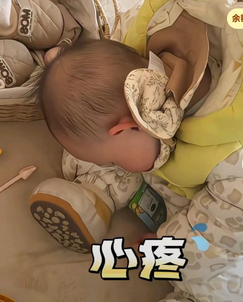 妈妈洗完头出来，宝宝自己坐在床上睡着了，妈妈说看着好心疼我，好像一直让她在等我