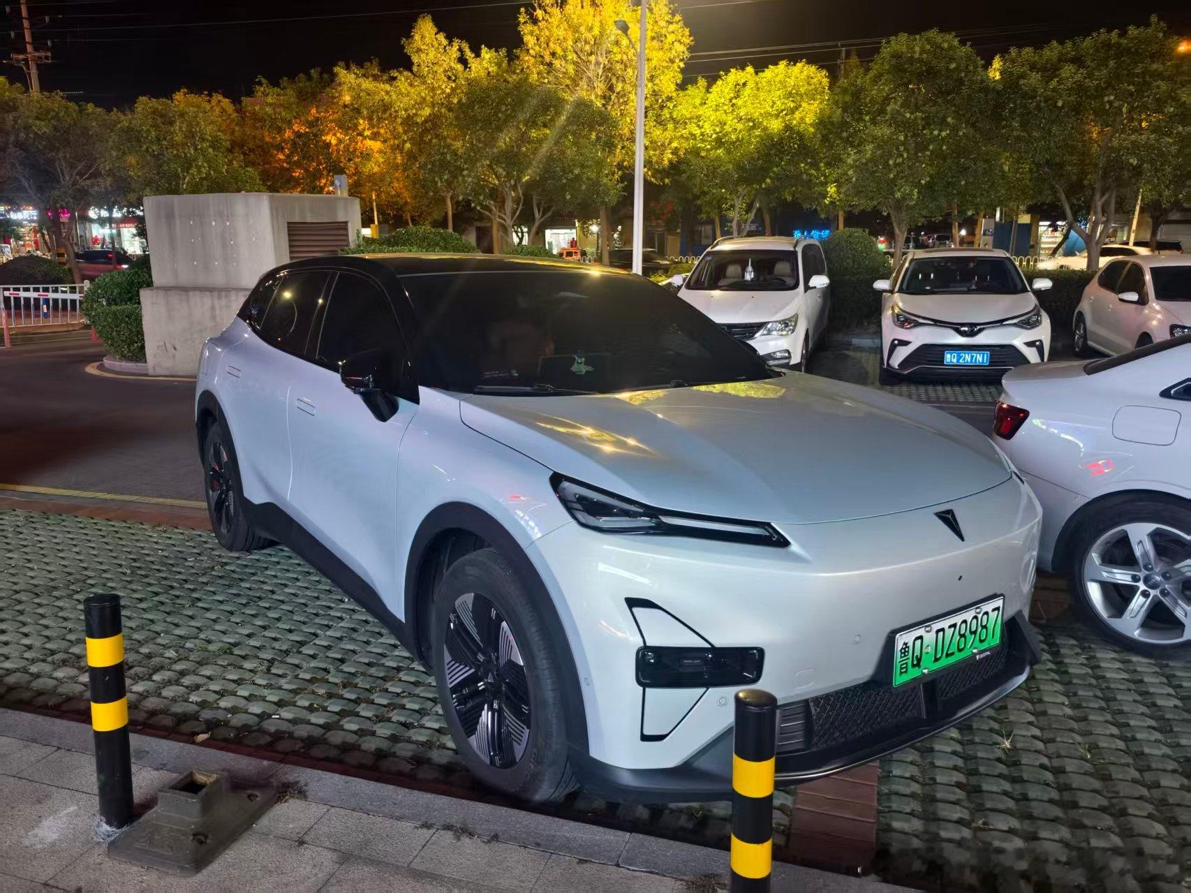 第一次开深蓝S05自驾，出发前还真有点紧张。以前开油车跑长途，总惦记检查这检查那，这回换了电车，反倒