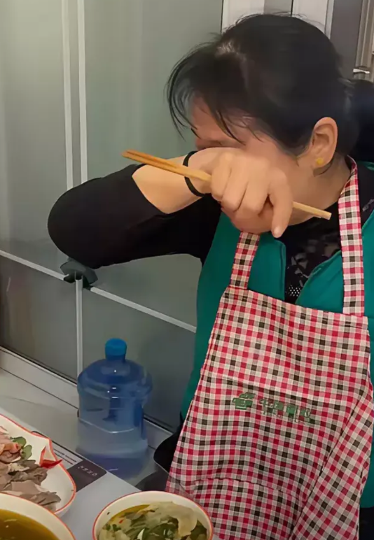 妈妈抱怨自己在家吃剩菜剩饭，儿子在学校一天吃30块，还喝20块的奶茶。网友吐槽: