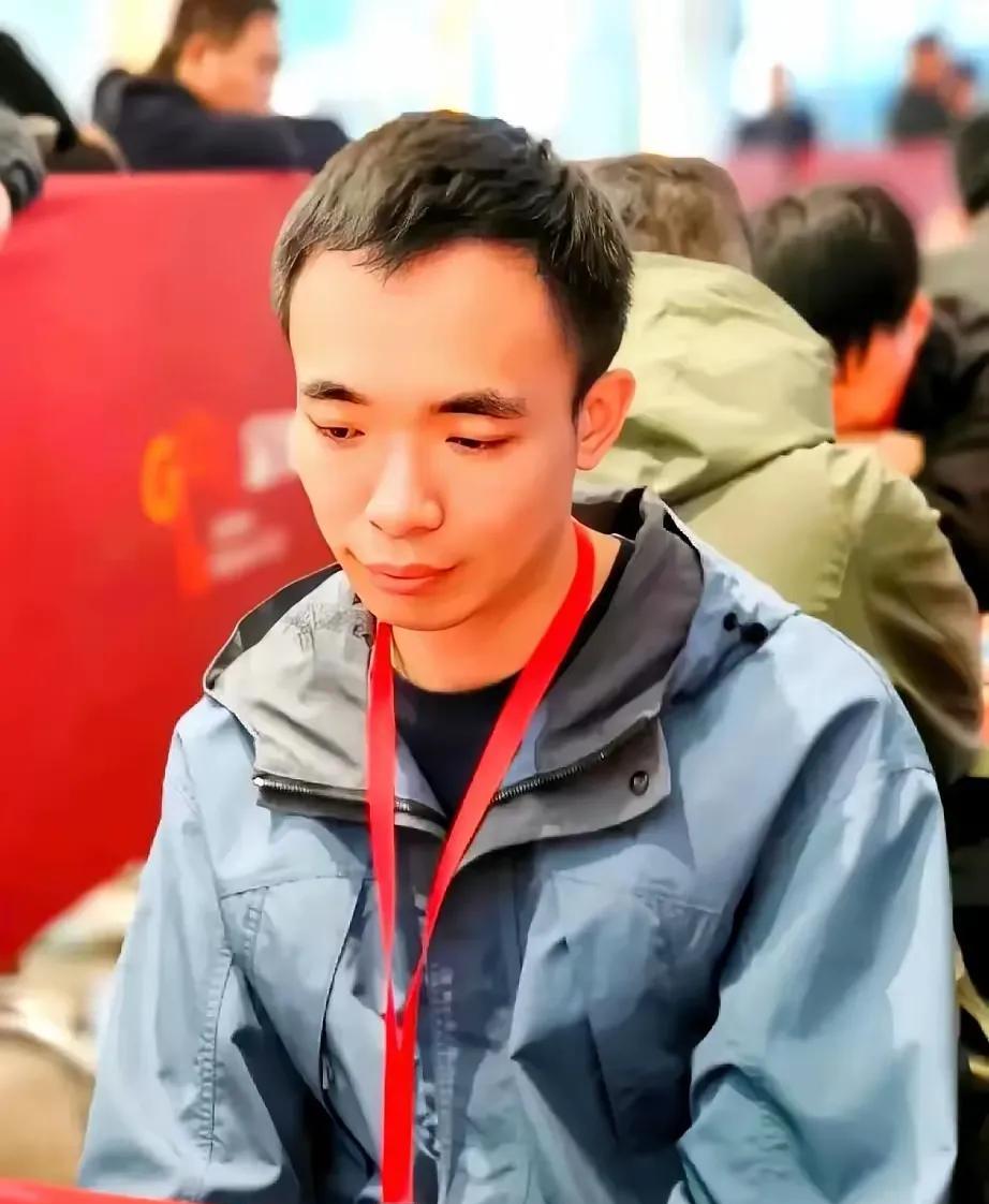棋迷们开心劲直线上升，五羊杯冠军赛刚结束，曹岩磊还看着冠军杯没乐够呢，就又要马不