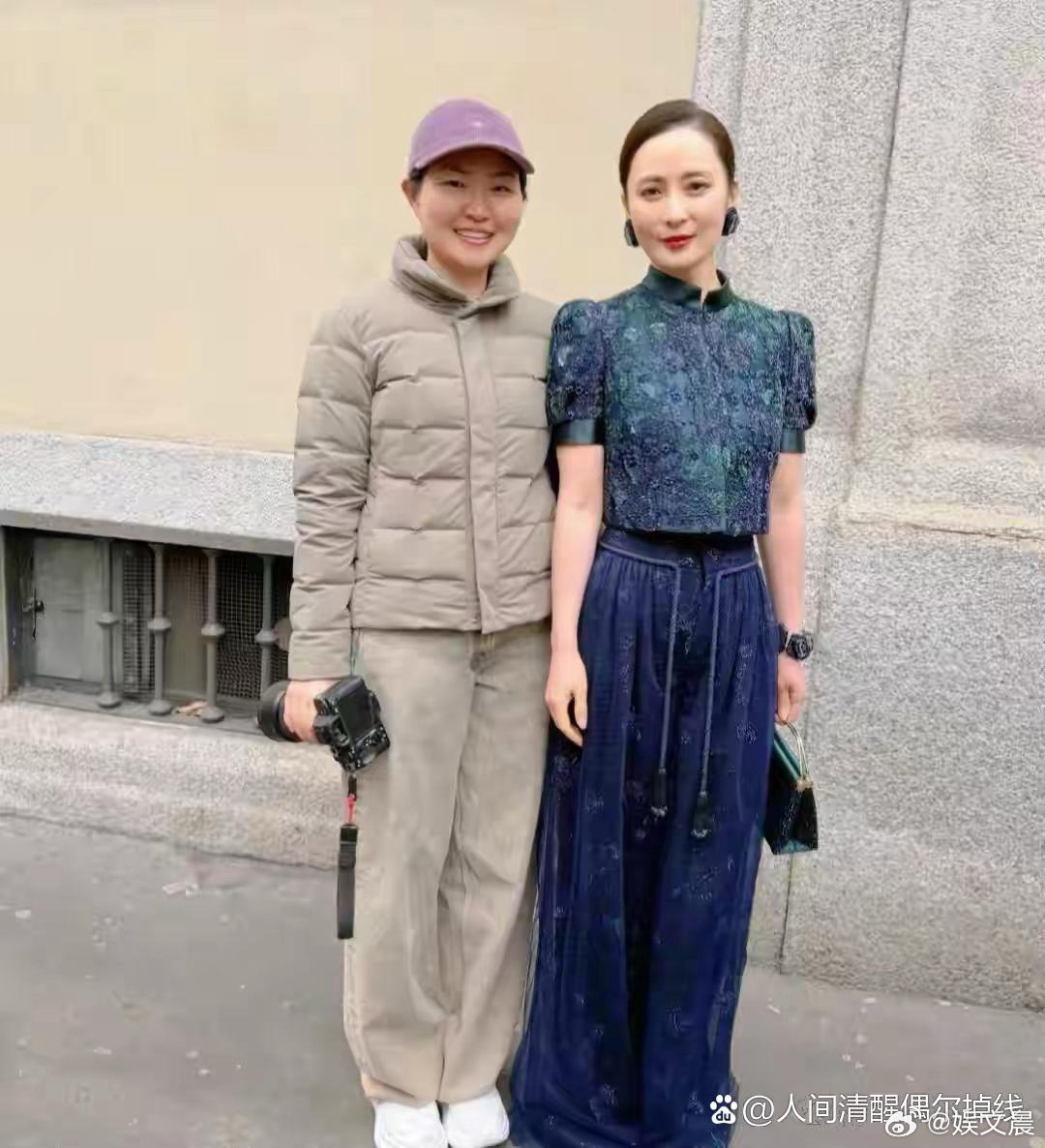 50岁蒋勤勤现身意大利街头，一袭修身半裙优雅大方，名媛气质拉满惊艳众人