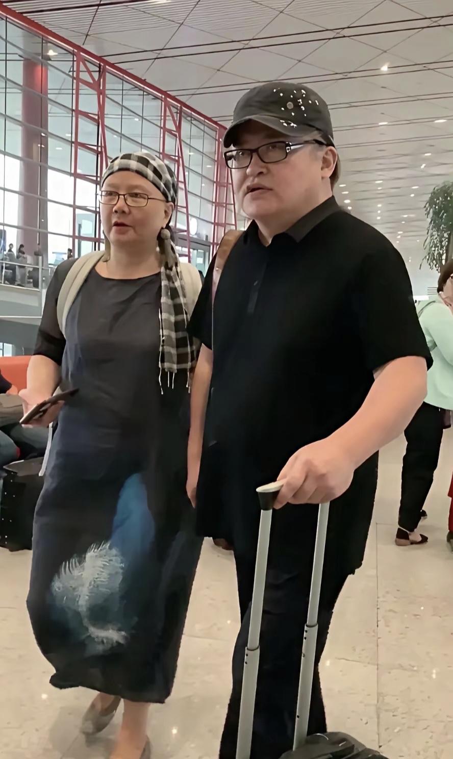 歌手刘欢离世享年63岁，妻子卢璐朋友圈曝光，悲痛发文：“我永远的爱，永远的痛”。