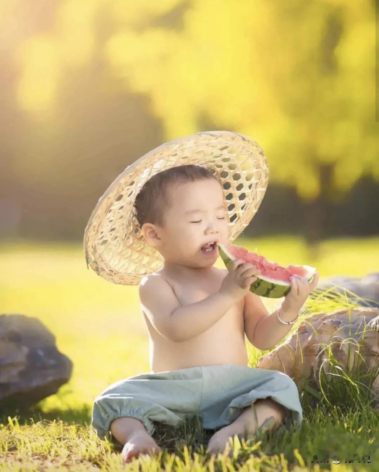 为啥你家孩子，只怕家里的某一个人？原因可能是，人都是慕强的。孩子最怕的这个人