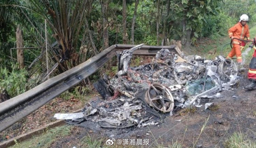 #法拉利起火车内华裔情侣死里逃生#【马来西亚一辆法拉利失控起火，车内华裔情侣死里